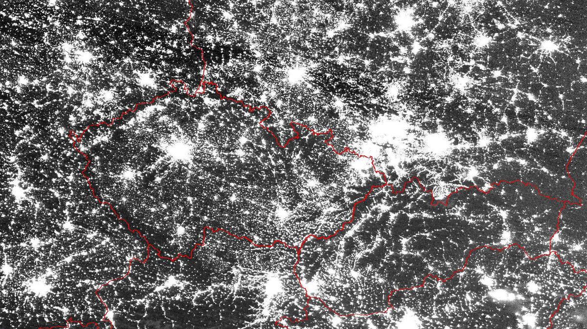 Světelný smog se snižuje, problém ale může být modré světlo, říká vědkyně